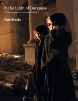 Nella luce delle tenebre, Kate Brooks