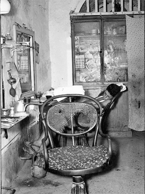 © Nino Migliori, Il garzone del barbiere, 1956
